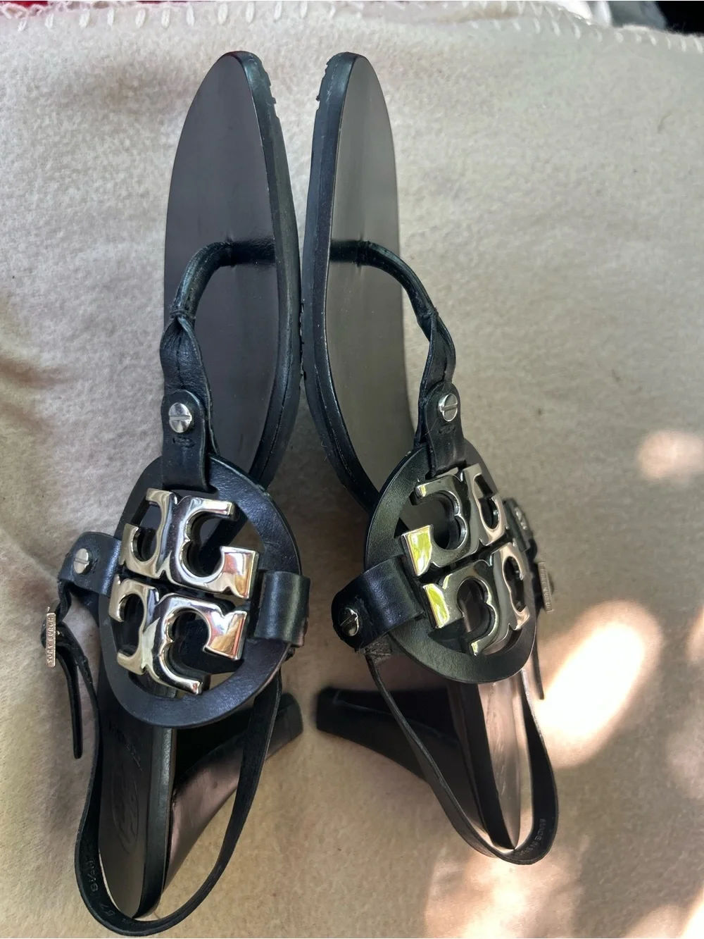 Tory Burch Holly Black Leather Logo Thong Sandals with Gold Emblem size 8.5